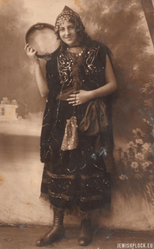 Roza Okolica, the daughter of Henoch and Cypra Hinda nee Szmiga.